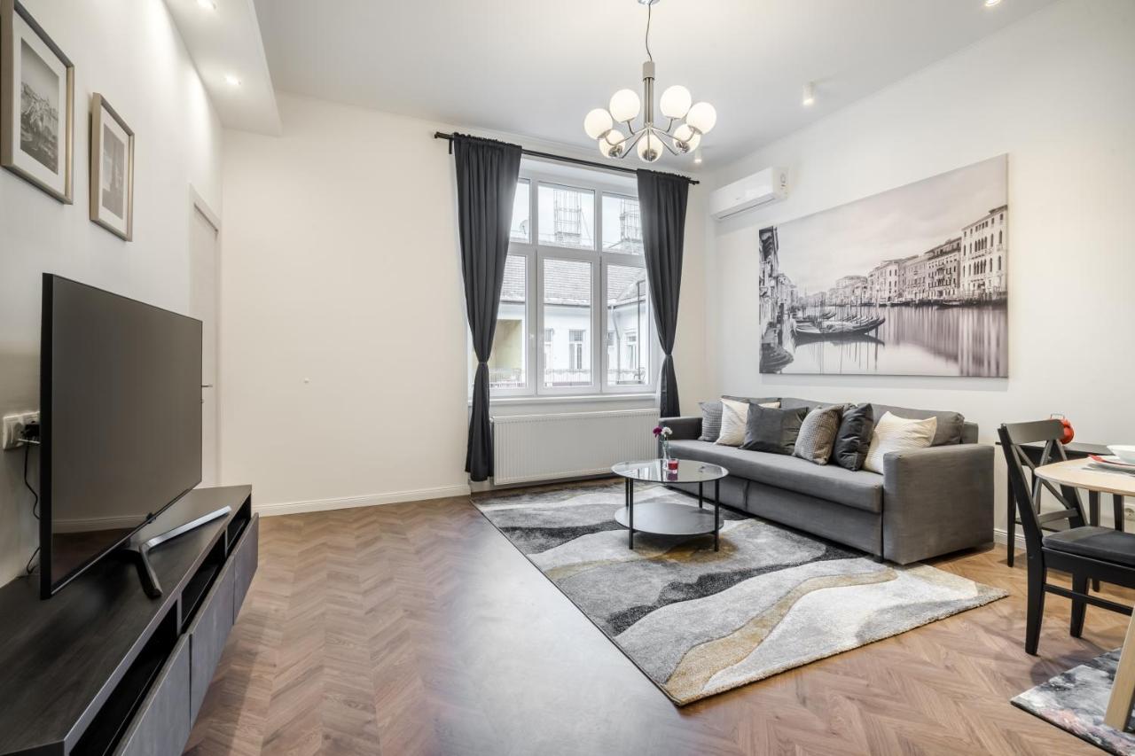 Bpr Sirius Suite With A/C Budapest Eksteriør billede